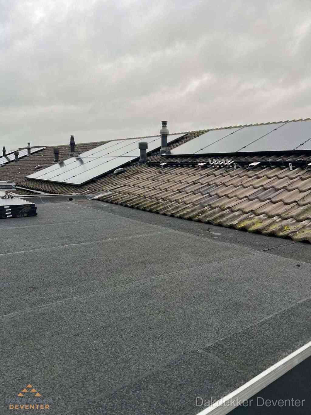 Bitumen dakbedekking op plat dak met aansluitend pannendak en zonnepanelen in Deventer Bitumen dakbedekking op plat dak met aansluitend pannendak en zonnepanelen in Deventer