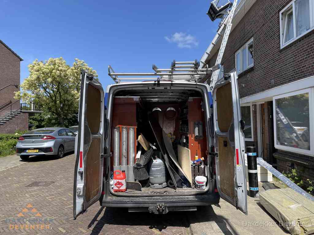 Spoed dakdekker bus met gereedschap en ladder bij woning in Deventer Spoed dakdekker bus met gereedschap en ladder bij woning in Deventer