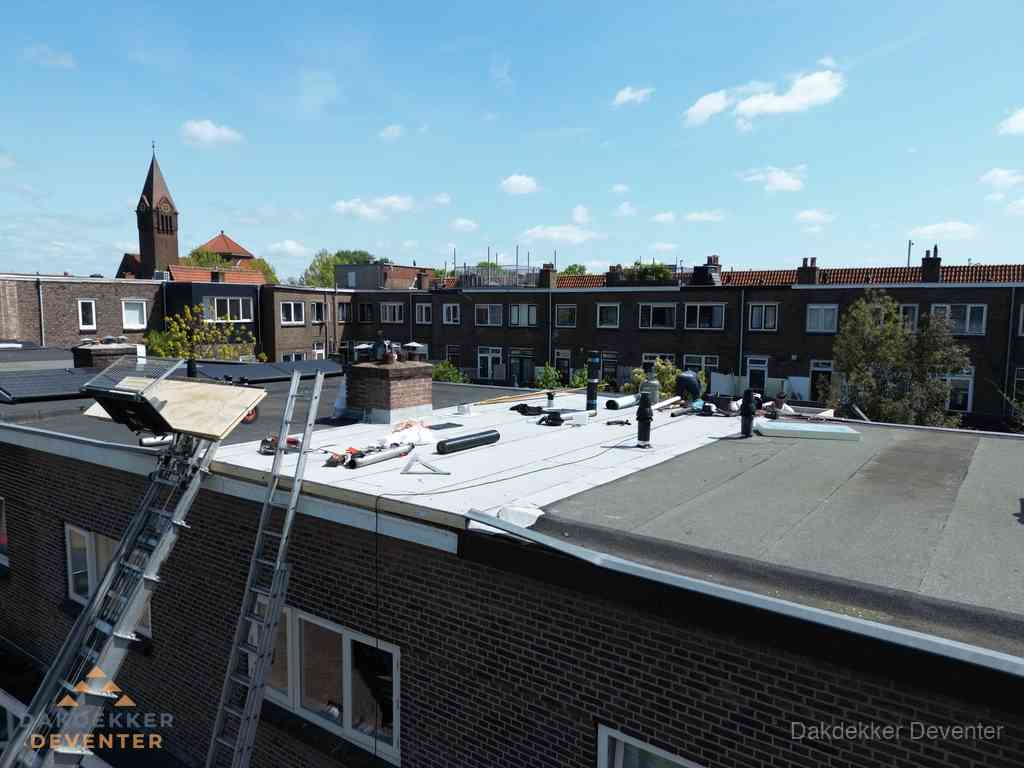 Dakdekkers aan het werk op plat dak in Deventer Dakdekkers aan het werk op plat dak in Deventer