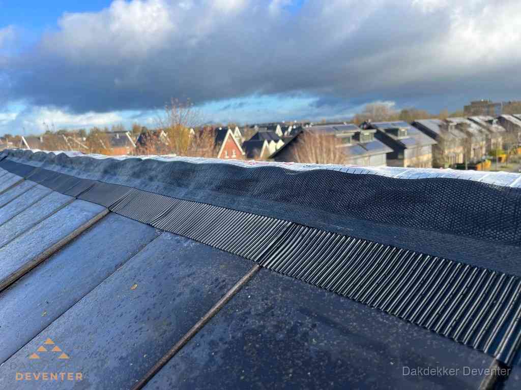 Dakisolatie bij de nok met ventilatieprofiel op schuin dak in Deventer Dakisolatie bij de nok met ventilatieprofiel op schuin dak in Deventer
