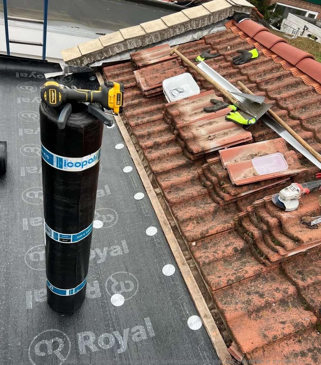 Hoe gaat een dakrenovatie van plat dak Deventer in zijn werk?