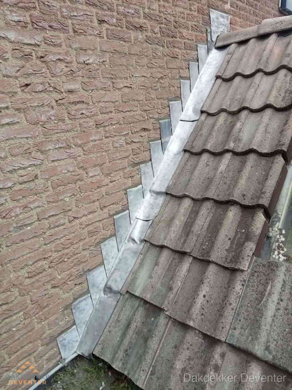 Loodslabben langs dakaansluiting bij bakstenen muur in Deventer Loodslabben langs dakaansluiting bij bakstenen muur in Deventer