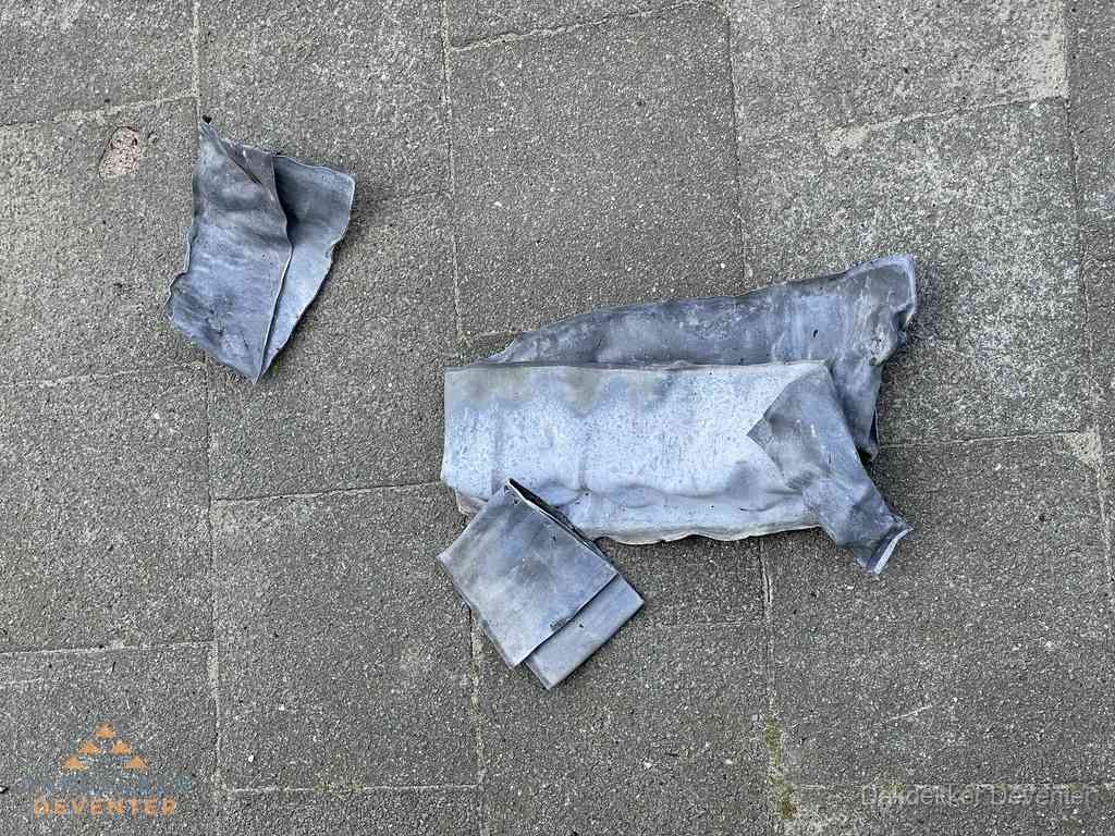 Oude verwijderde loodslabben na vervanging in Deventer Oude verwijderde loodslabben na vervanging in Deventer